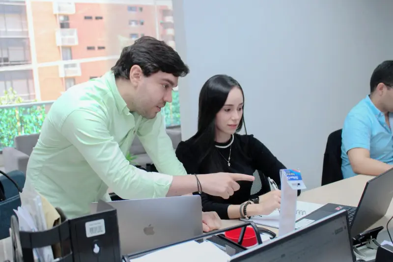 Hugo Reyes trabajando con su equipo en estrategias LIA