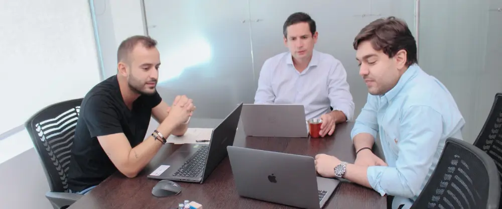 Hugo Reyes en reunión estratégica con clientes